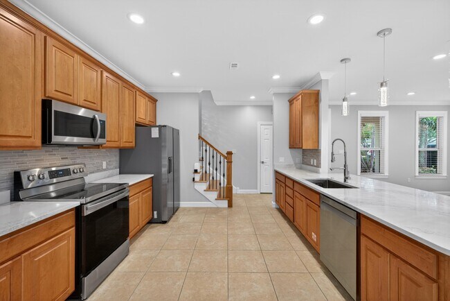 Building Photo - 2019 Pine Island Cir