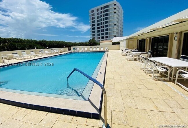 Building Photo - 10044 S Ocean Dr