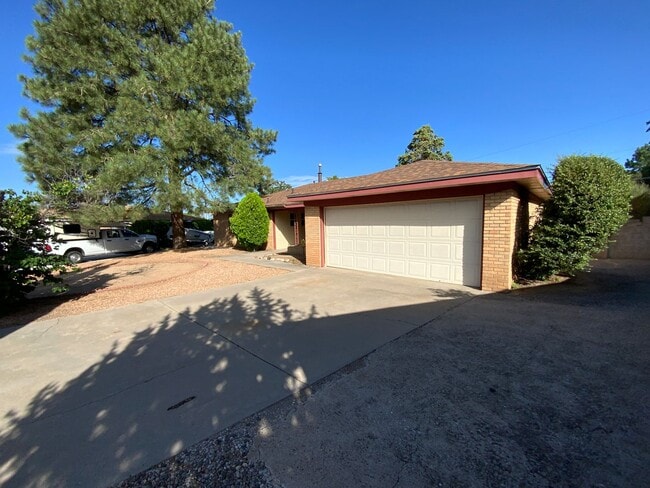 Building Photo - 3 Bedroom Single Story Home Available Near...