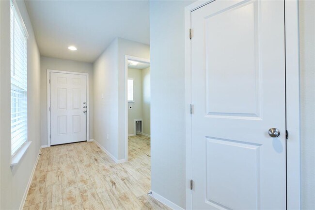 Building Photo - 303 Trailside Ln