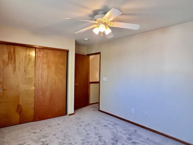Building Photo - Wonderful 5 Bed/4 Bath Home Located on Qui...
