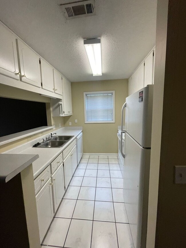 Building Photo - Briarwood West -