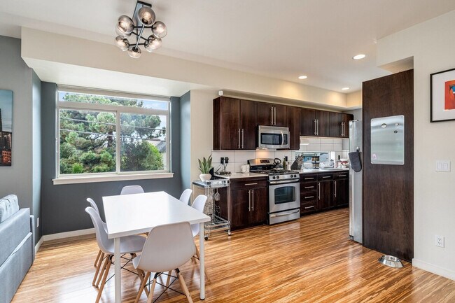 Building Photo - 1220 E Columbia St