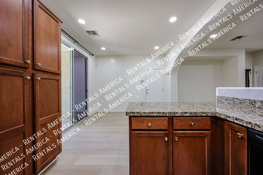 Building Photo - 1081 N Mason Dr