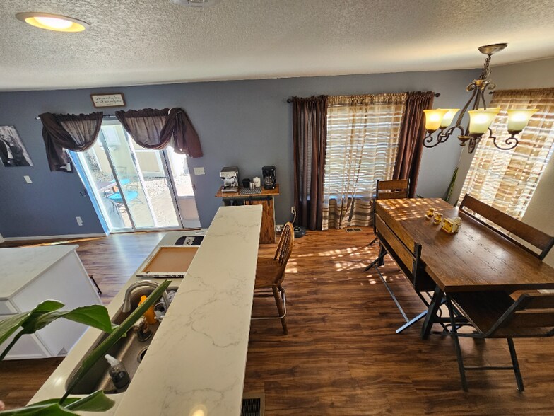 Building Photo - 9585 Castle Oaks Dr