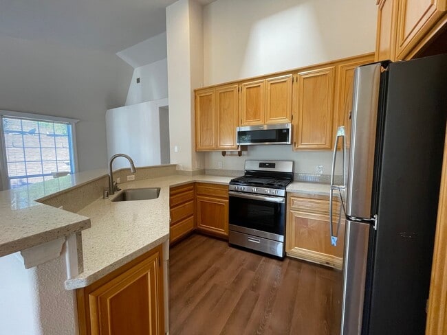 Building Photo - Exceptionally Spacious and Modernized 2x2 Townhouse w/Garage and Washer/Dryer Hookups!
