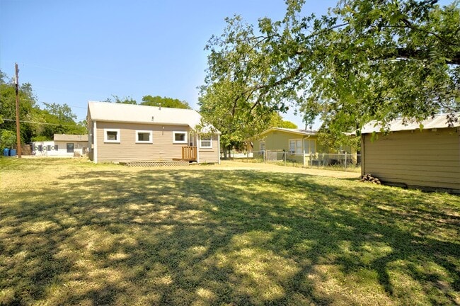 Building Photo - 309 Lowry St