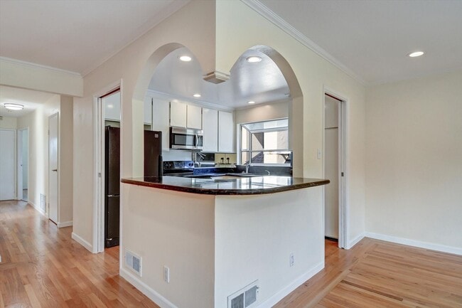 Building Photo - Spacious & Stylish Home in Pacifica’s Desirable Fairmont Neighborhood