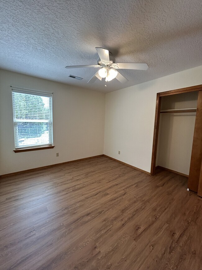 Building Photo - 1 Autumnwood Ct