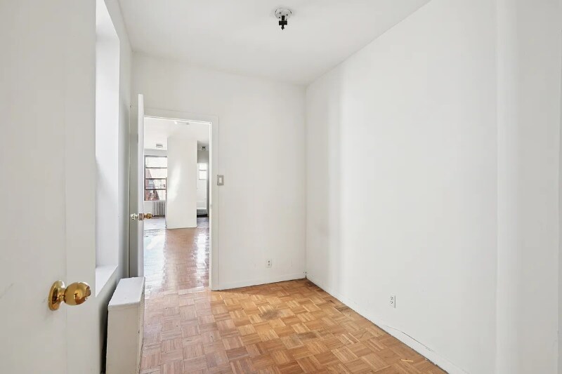 Building Photo - 323A E 89th St