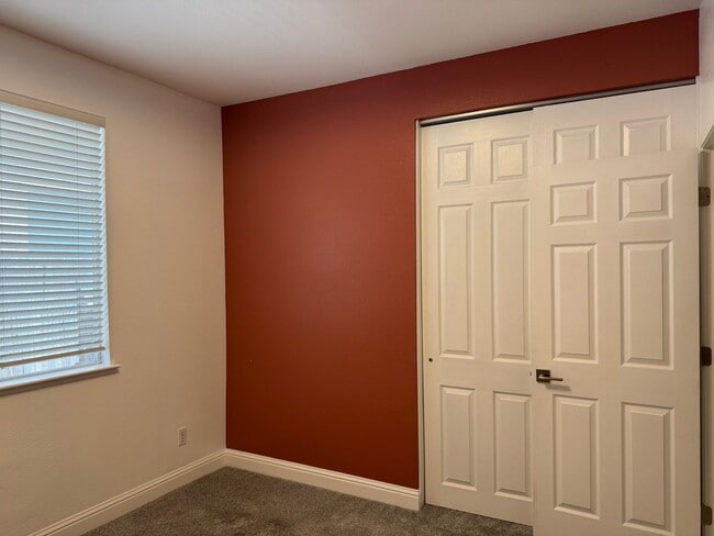 Building Photo - Clean Updated 3 Bedroom 2 Bathroom 1527 Sq...