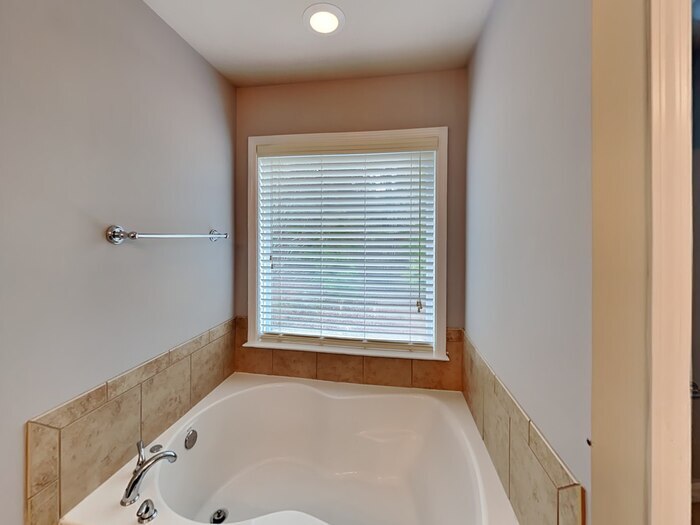 Building Photo - 755 Earlham Dr