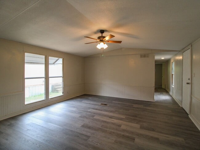 Building Photo - Nice Country Setting with Hill View!