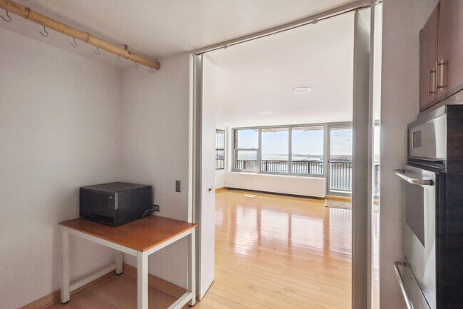 Building Photo - 400 E Randolph St