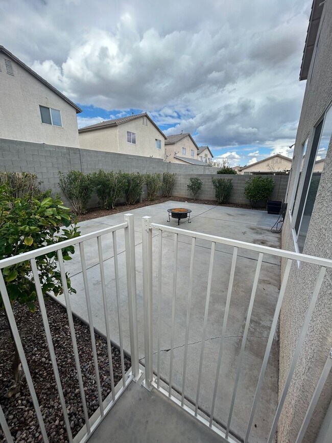 Building Photo - 3 Bedrooms | 2.5 Bathrooms-