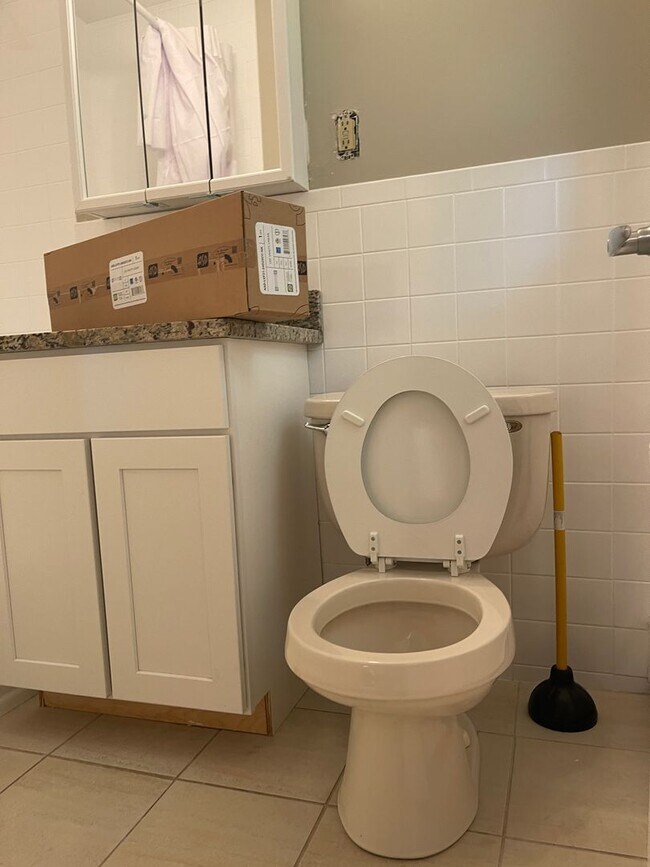 Building Photo - Spacious Top Floor 2 bed, Parking and utilities inc, Right in front of the train..  EASY CHOICE