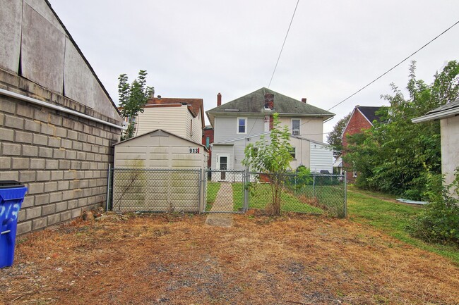 Building Photo - Beautifully Renovated 3BD/1BA Twin!