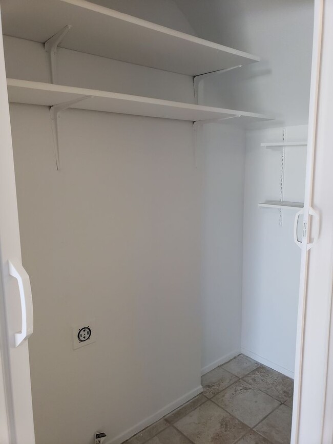 Building Photo - 2 Bedroom Townhome - Spacious!