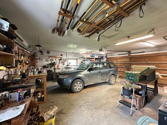 Building Photo - Fully Furnished 3BD/3BA Home with Solar Po...