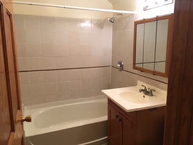 Building Photo - Section 8 Voucher Accepted / 5 BR House