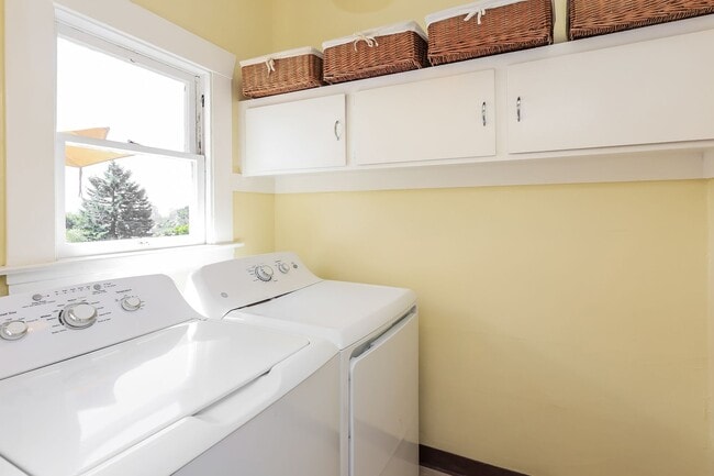 Building Photo - Furnished 1920 Craftsman Bungalow Available In The Dimond District!