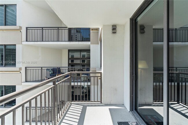 Building Photo - 999 SW 1st Ave