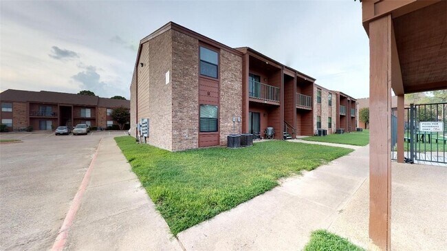 Building Photo - 904 University Oaks Blvd