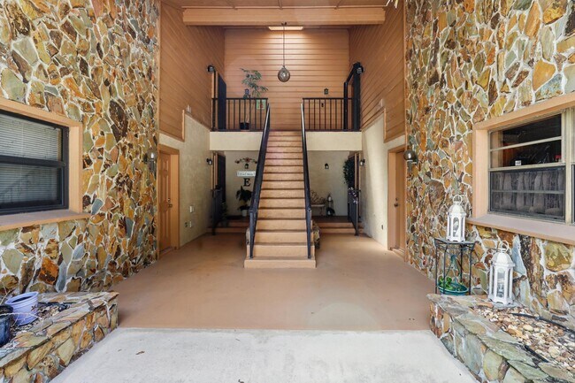 Building Photo - 122 SE Crestwood Cir