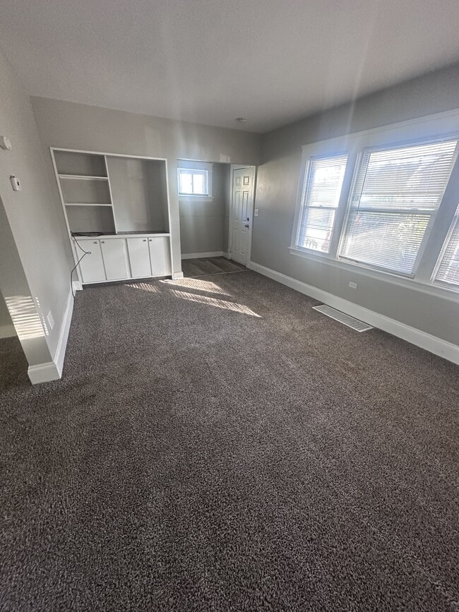 Building Photo - 8009 Vineyard Ave