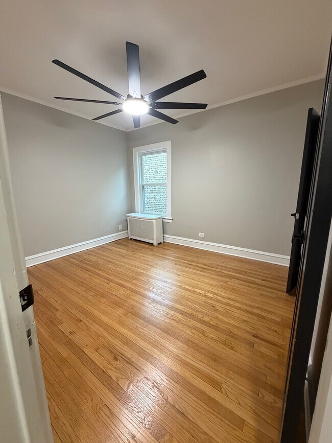 Building Photo - 6024 W Addison St