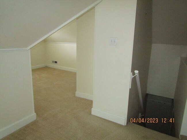 Building Photo - Colonial Place