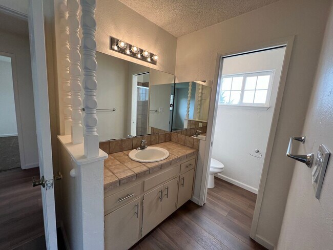 Building Photo - Updated 3 bedroom single story in Manteca!