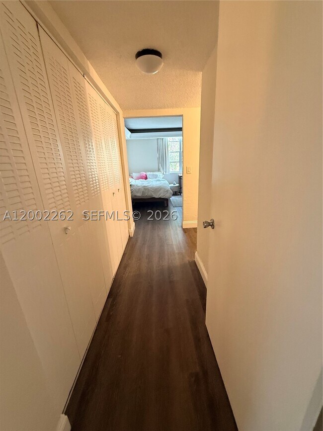 Building Photo - 9440 Live Oak Pl