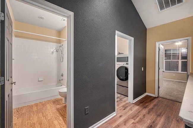 Building Photo - Single room for rent in the heart of Heath...