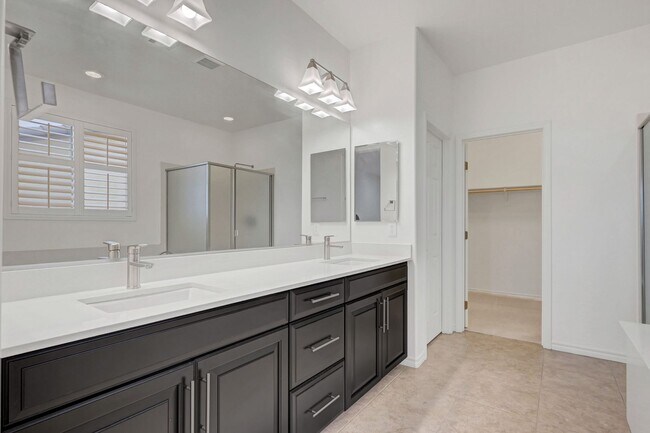 Building Photo - Stunning 4 Bedroom with Mountain Views!