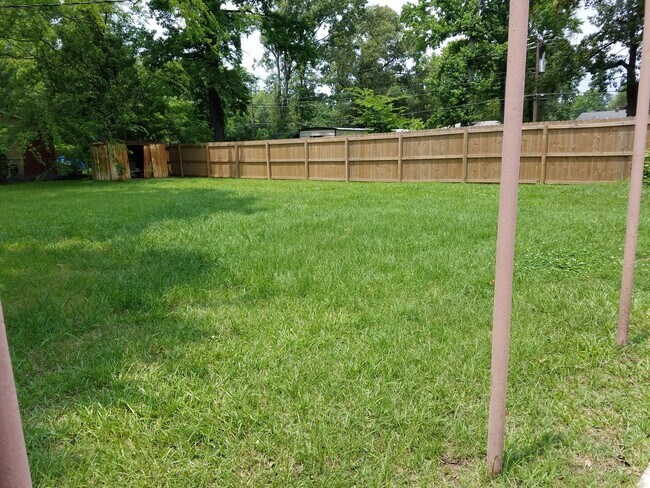 Building Photo - *3/2*SOUTHERN HILLS/SOUTHWOOD*FRESH PAINT*
