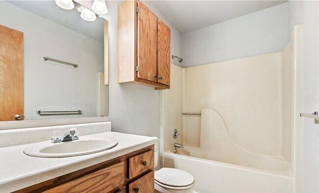 Building Photo - Townhome 2 Blocks from Downtown Siloam