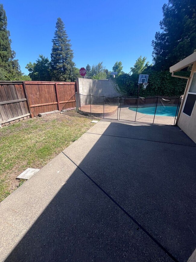 Building Photo - ADORABLE 3 BEDROOM HOUSE WITH POOL!