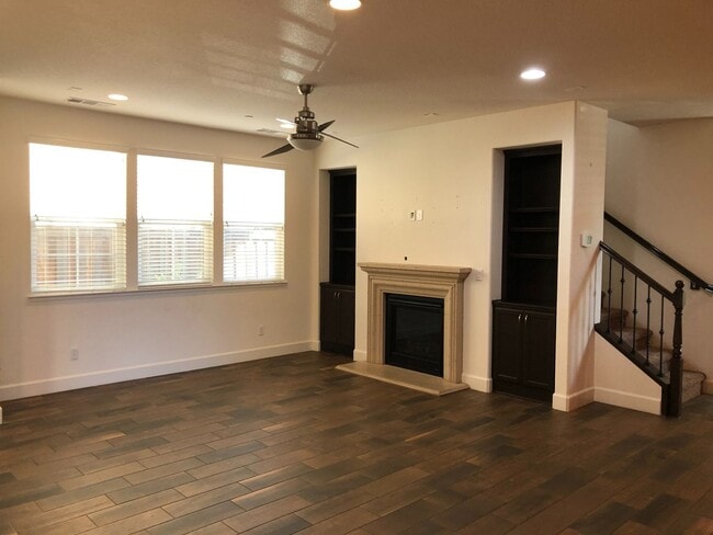 Building Photo - Beautiful 4 Bed 3 Bath Near Iron Point with Solar!