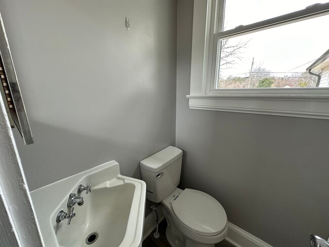 Building Photo - 3 Bedroom 2 Bathroom Home Located in Kenbr...