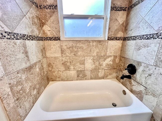 Building Photo - Spacious three bed home in Moore