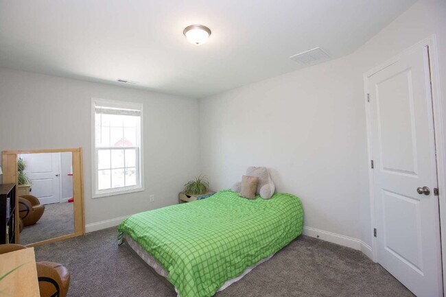 Building Photo - "Spacious 4-Bedroom Gem with 3 Full Baths - 2344 Sq Ft of Comfort on Stackhouse Drive!"