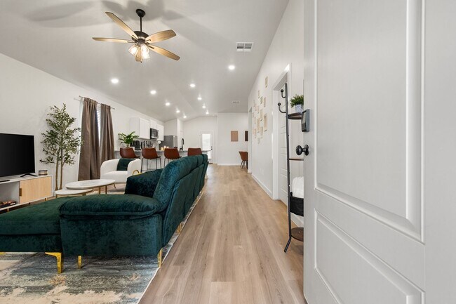 Building Photo - Modern 3BR Retreat Near TTU | Stylish Fully Furnished Home with Spacious Backyard