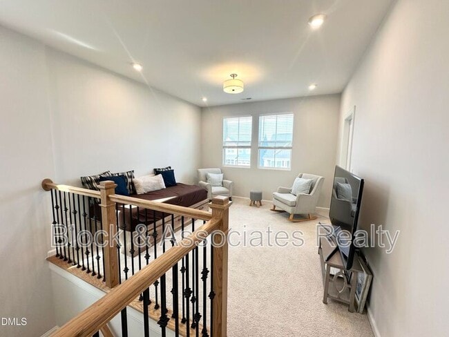 Building Photo - 99 Daybreak Way