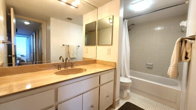 Building Photo - 5510 N Ocean Dr