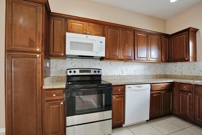 Building Photo - Spacious 4/2 Home with a Large Fenced Backyard and a 2 Car Garage Located in Buena Ventura Lakes ...