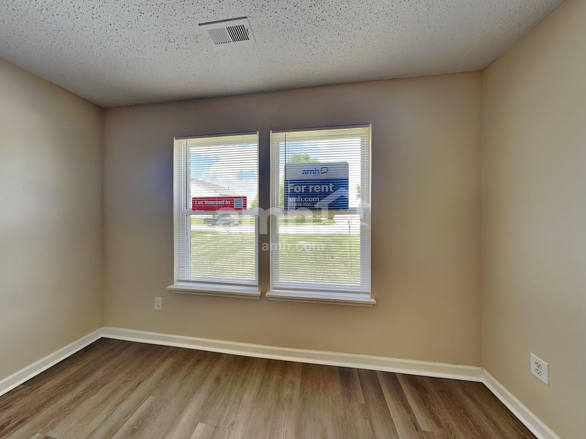 Building Photo - 8039 Red Barn Ct