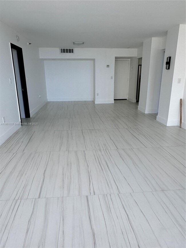 Building Photo - 20505 E Country Club Dr