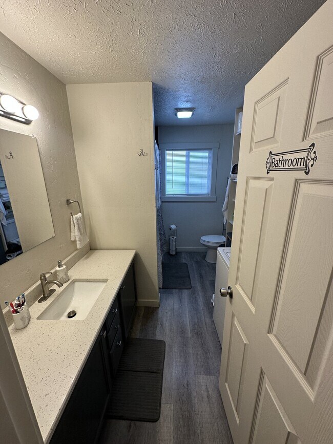 Building Photo - Desirable 2 bedroom 1 Bath Home in Ontario