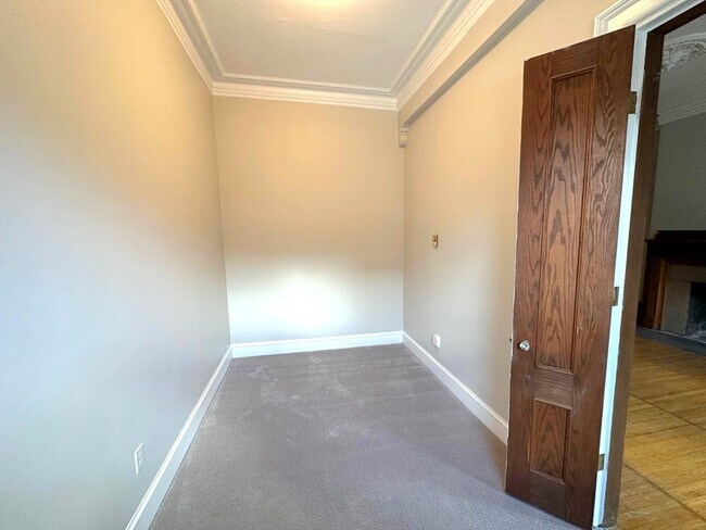 Building Photo - 32 Gloucester St